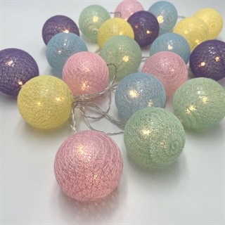 LED lyskæde med  bomuldsbolde i forskellige farver - 3 m 20 bolde